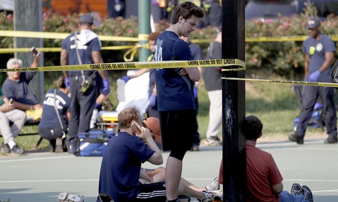 Pessoas permanecem no local onde aconteceu o tiroteio em Alexandria, Virgínia (Estados Unidos), durante uma partida de beisebol entre membros do Partido Republicano. Várias pessoas ficaram feridas, entre elas o congressista republicano