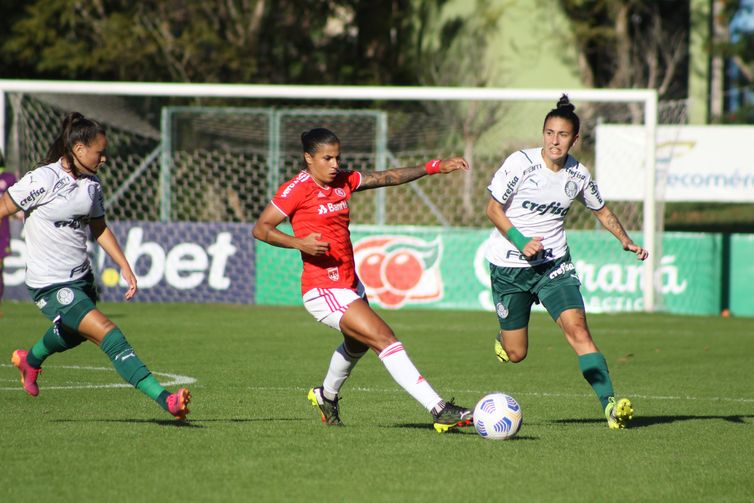 Palmeiras 3  x 2  Internacional, Brasileiro Feminino - Ottília é a da DIREITA. -  Fabi Simões, jogadora do Inter - em 03/06/2021