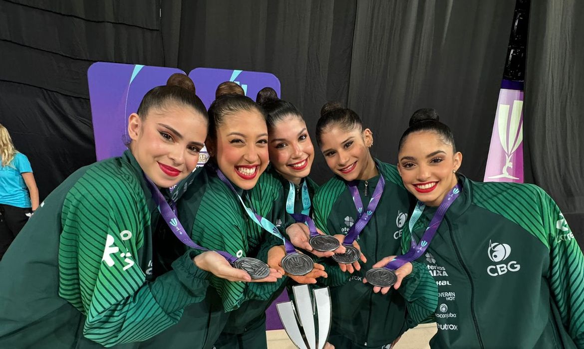 conjunto brasileiro (Sofia Madeira, Déborah Medrado, Duda Arakaki, Nicole Pircio e Victória Borges) conquista prata na etapa da Romênia, da Copa do Mundo, última competição antes da Olimpíada - em 13/07/2024