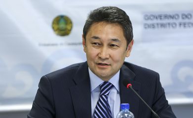 O embaixador do Cazaquistão, Kairat Sarzhanov, durante a mesa redonda 