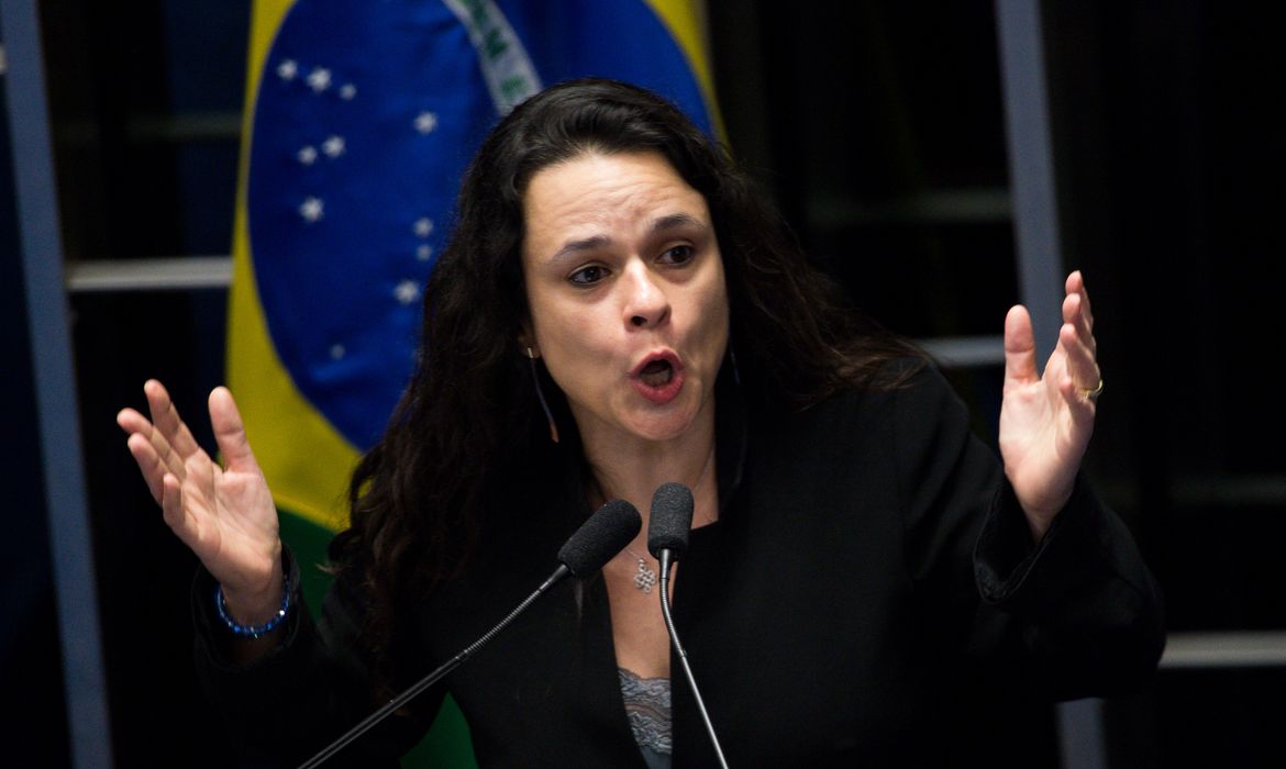 Brasília - A advogada de acusação, Janaína Paschoal, fala no quinto dia de julgamento final do processo de impeachment da presidenta afastada, Dilma Rousseff, no Senado Federal (Marcelo Camargo/Agência Brasil)