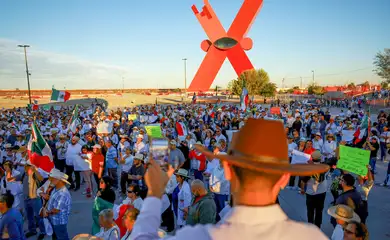 Protesters participate in a demonstration against insecurity and corruption in the country, as well as over the recent killing of Uruapan mayor Carlos Manzo, in Ciudad Juarez, Mexico, November 15, 2025. REUTERS/Jose Luis Gonzalez