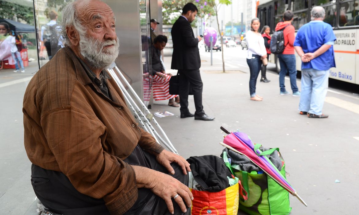 Despejado da Cracolândia, idoso dorme na calçada da Avenida Paulista |  Agência Brasil