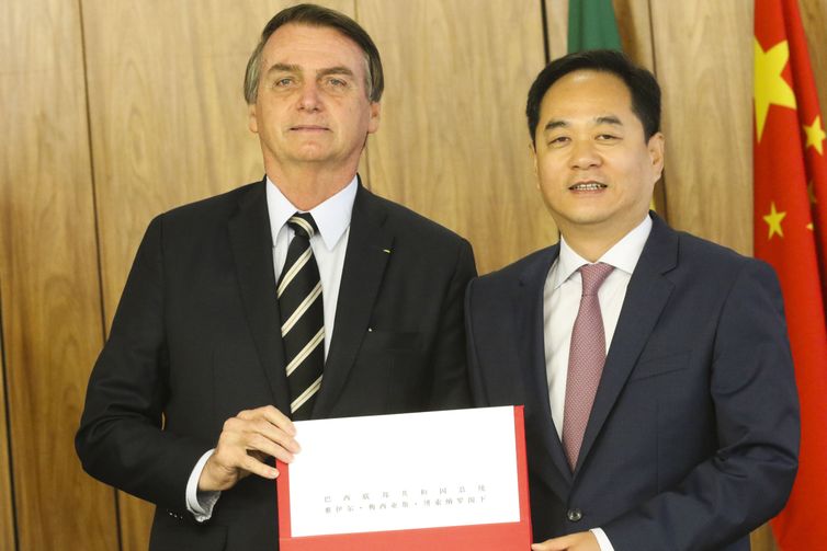 O Presidente Jair Bolsonaro recebe credenciais dos novos embaixadores, embaixador SrYang Wanming da China