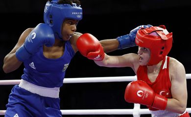 Paris 2024 Olympics - Boxing - Women's 57kg - Quarterfinal - North Paris Arena, Villepinte, France - August 04, 2024. Jucielen Cerqueira Romeu of Brazil in action against Esra Yildiz Kahraman of Turkey. Reuters/Peter Cziborra/Proibida reprodução