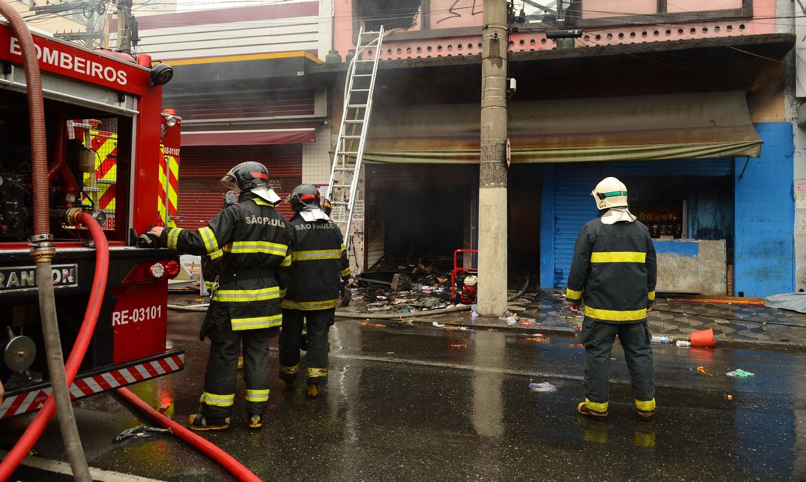 São Paulo - Bombeiros trabalham para conter incêndio em casa que abrigava imigrantes bolivianos no Brás, região central (Rovena Rosa/Agência Brasil)