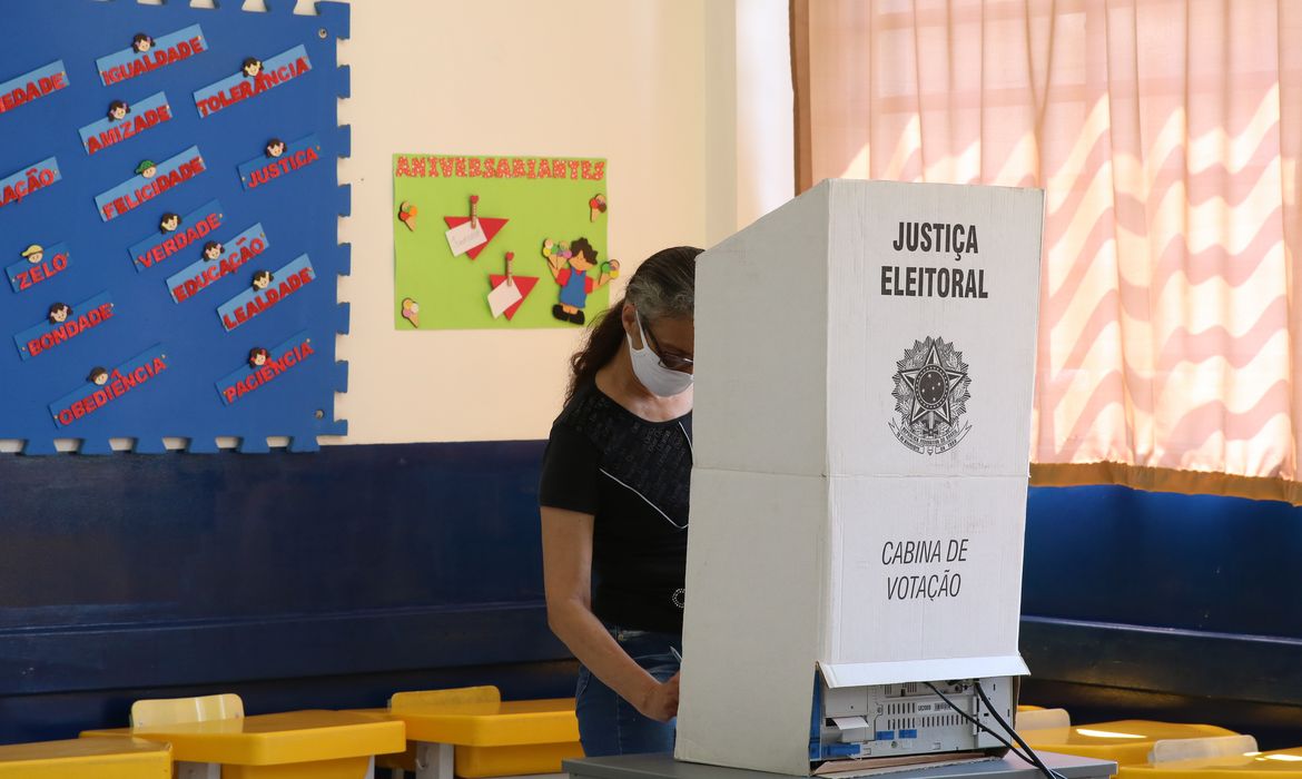 Movimento de eleitores na 250ª Zona Eleitoral da Lapa, localizada na Escola Heitor Garcia, durante as eleições municipais.