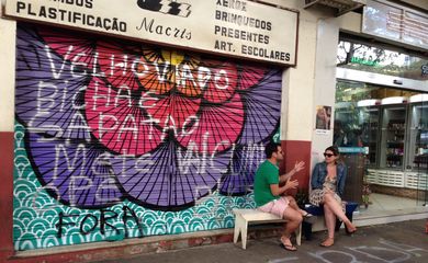 Pichação homofóbica é refeita em grafite no Rio