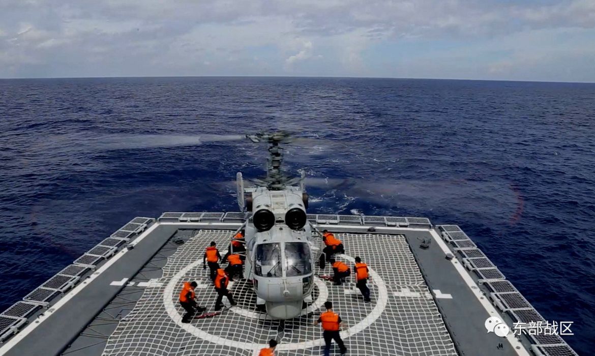Helicóptero da Marinha da China participa de exercícios militares  em águas do entorno de Taiwan