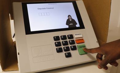 Cabina de votação com a nova urna modelo UE2020 é apresentada em seção eleitoral simulada no Tribunal Regional Eleitoral do Rio de Janeiro.
