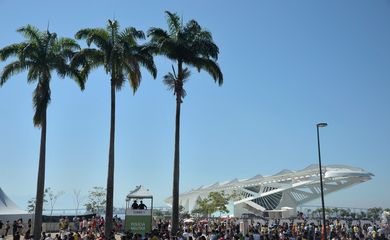 Rio de Janeiro - A Maratona Feminina Olímpica, que passa pelas ruas da cidade, e o Boulevard Olímpico lotam a região central da cidade. (Tânia Rêgo/Agência Brasil)