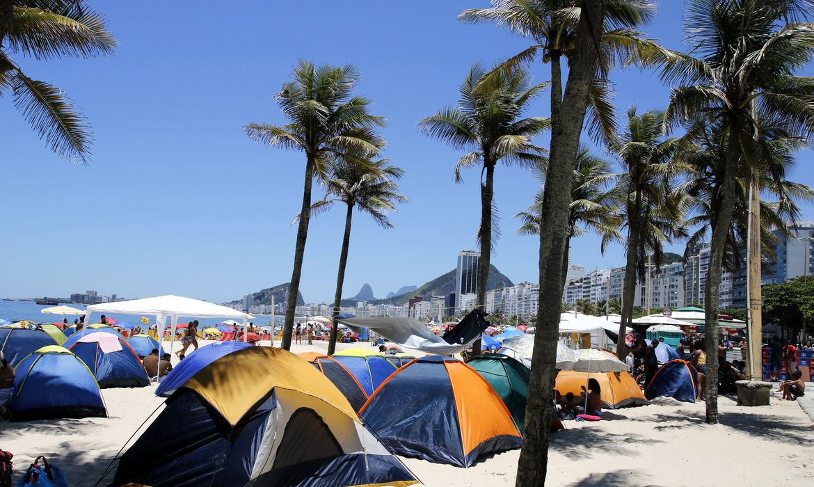 Turistas acampam na praia do Leme.