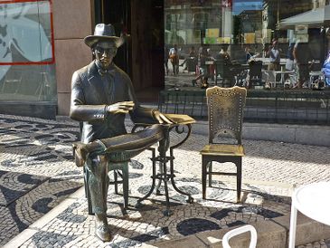 Estátua de Fernando Pessoa em frente ao &quot;Café A Brasileira&quot; em Lisboa
