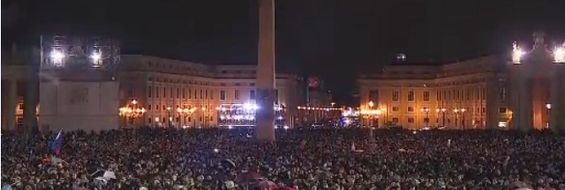 Praça São Pedro, no Vaticano, reúne fiéis no primeiro dia de conclave