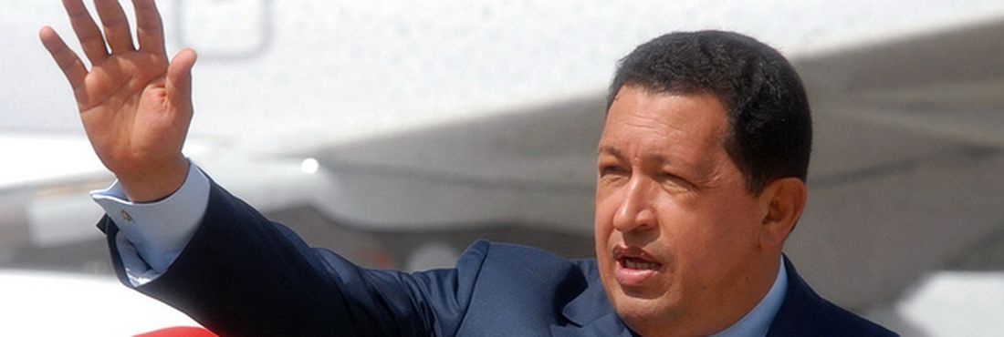 Hugo Chavez é reeleito para seu terceiro mandato na Venezuela.