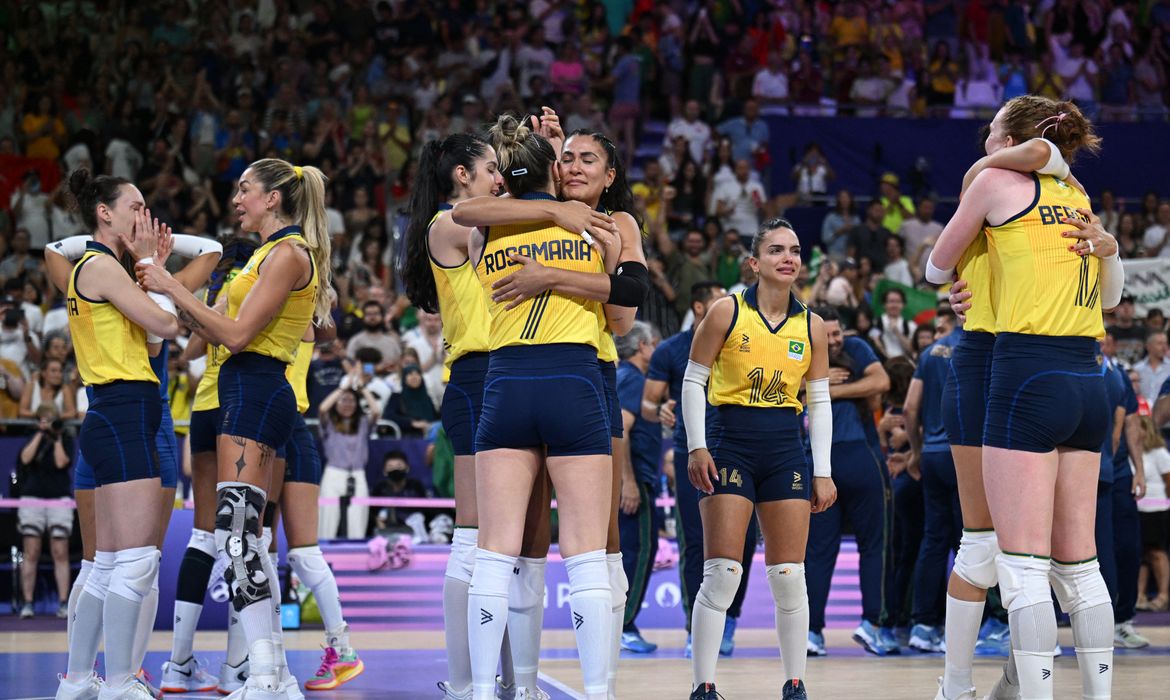 Paris 2024 Olympics - Volleyball - Women's Bronze Medal Match - Brazil vs Turkey - South Paris Arena 1, Paris, France - August 10, 2024. Team Brazil celebrates winning the match. REUTERS/Annegret Hilse