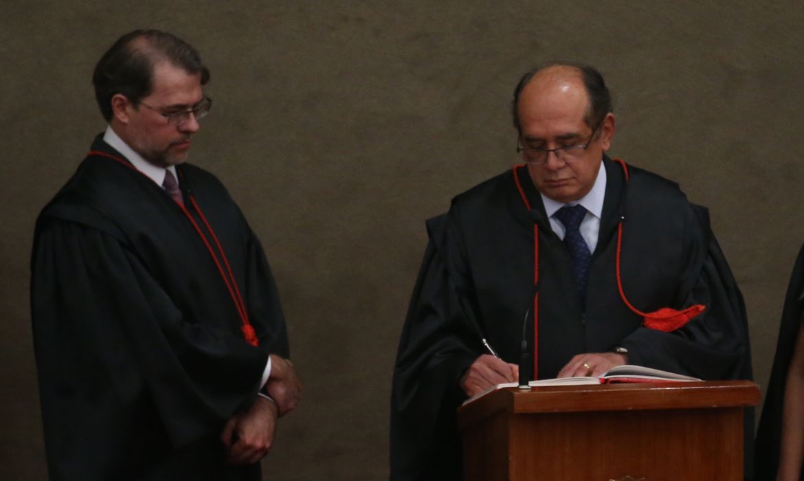 Brasília - Ex-presidente do TSE Dias Toffoli (E) e o novo presidente da Corte Eleitoral, Gilmar Mendes  (Fabio Rodrigues Pozzebom/Agência Brasil)