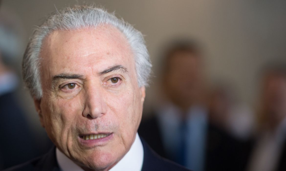 O vice-presidente Michel Temer comparece ao velório do ex-deputado Paes de Andrade, no Salão Negro do Congresso Nacional. Paes de Andrade foi presidente da Câmara entre 1989 e 1991 (Marcelo Camargo/Agência Brasil)