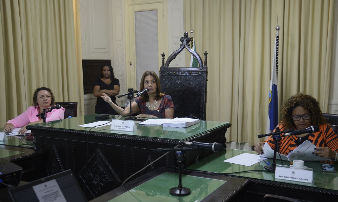  Integrantes da Comissão Parlamentar de Inquérito (CPI) do Feminicídio, da Assembleia Legislativa do Estado do Rio de Janeiro (Alerj)analisam relatório da CPI.