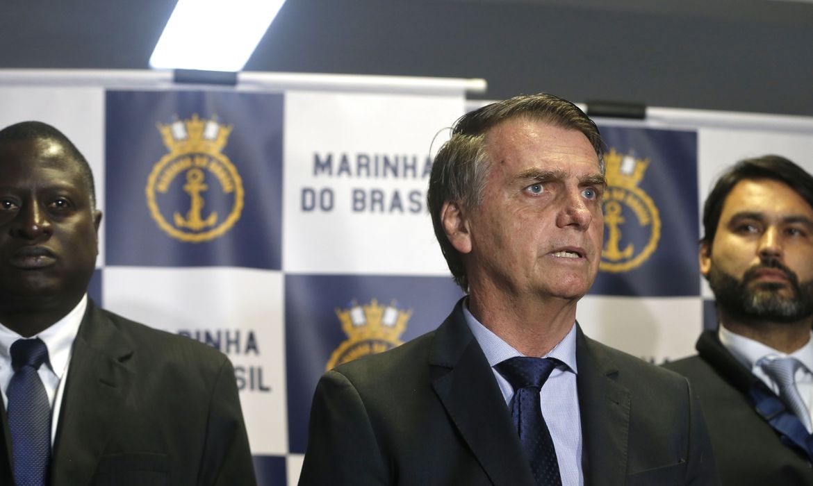 Presidente eleito, Jair Bolsonaro, participa de solenidade de formatura de Aspirantes da Escola Naval, na Ilha de Villegagnon, Baia da Guanabara.