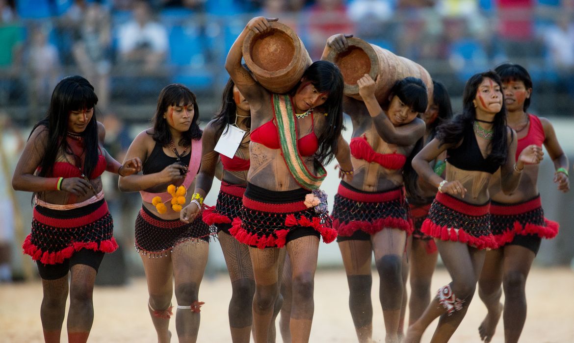 Palmas - Índias da etnia Gavião apresentam a corrida de tora no quinto dia de competições nos  Jogos Mundiais dos Povos Indígenas ( Marcelo Camargo/Agência Brasil)