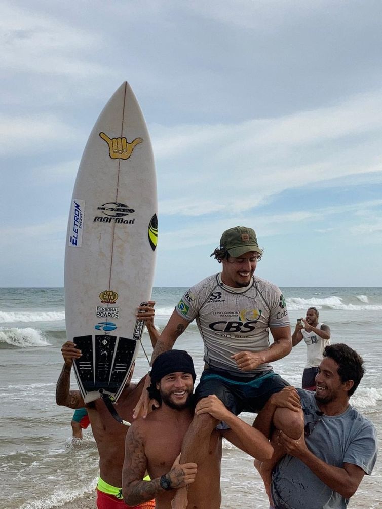 Ian Gouveia comemora o título brasileiro de surfe de 2020 na praia da Gávea, em Lauro de Freitas (BA),