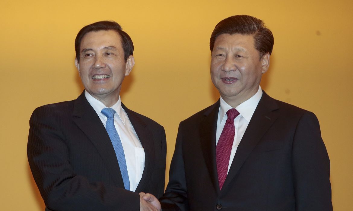 Os presidentes de Taiwan, Ma Ying-Jeou, e da China, Xi Jinping, cumprimentam-se em encontro histórico em Cingapura (Agência Lusa/Divulgação)