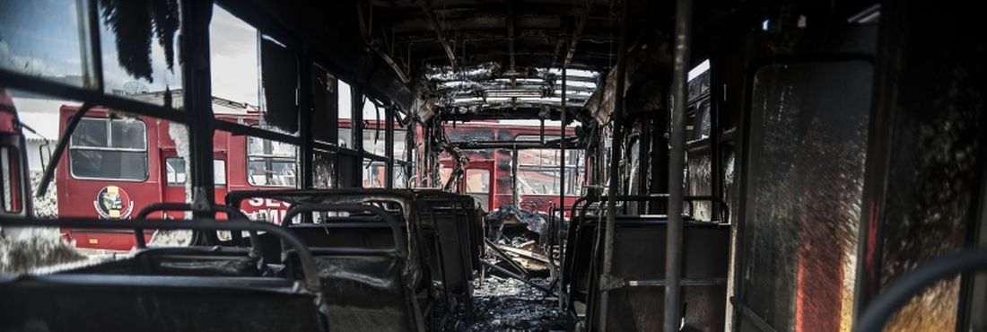 Três ônibus utilizados para transporte de estudantes foram incendiados na madrugada da terça-feira (5) no pátio da prefeitura de Ilhota
