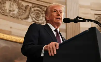 WASHINGTON, DC - JANUARY 20: U.S. President Donald Trump speaks during inauguration ceremonies in the Rotunda of the U.S. Capitol on January 20, 2025 in Washington, DC. Donald Trump takes office for his second term as the 47th president of the United States.     Reuters/Chip Somodevilla/Proibida reprodução