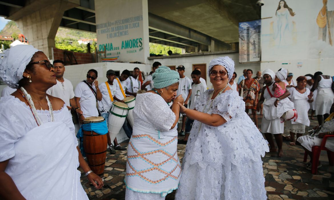 Rio de Janeiro - Religiosos celebram o dia de Iemanjá, a orixá associada à água e ao mar nas religiões afro, e padroeira de pescadores, na Barra da Tijuca (Fernando Frazão/Agência Brasil)