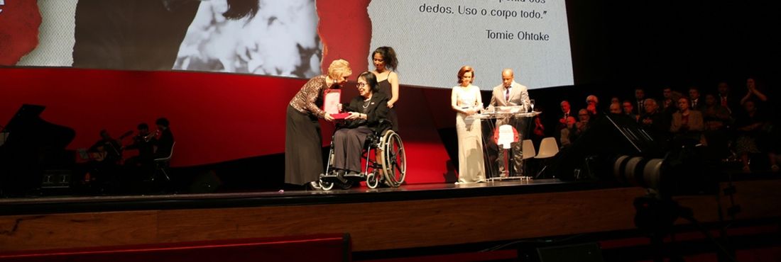 Tomie Ohake recebe Ordem do Mérito Cultural 2013, do Ministério da Cultura