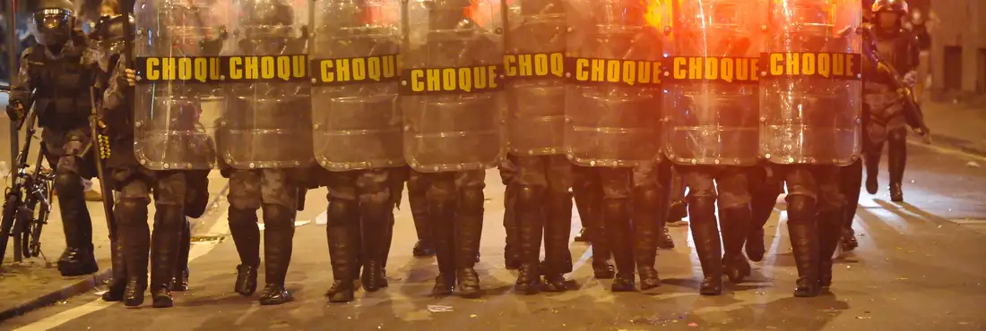 Manifestantes e polícia entram em confronto em frente ao Palácio Guanabara Rio de Janeiro - Manifestantes e polícia entram em confronto em frente ao Palácio Guanabara. Polícia usa bomba de gás para dispersar o protesto