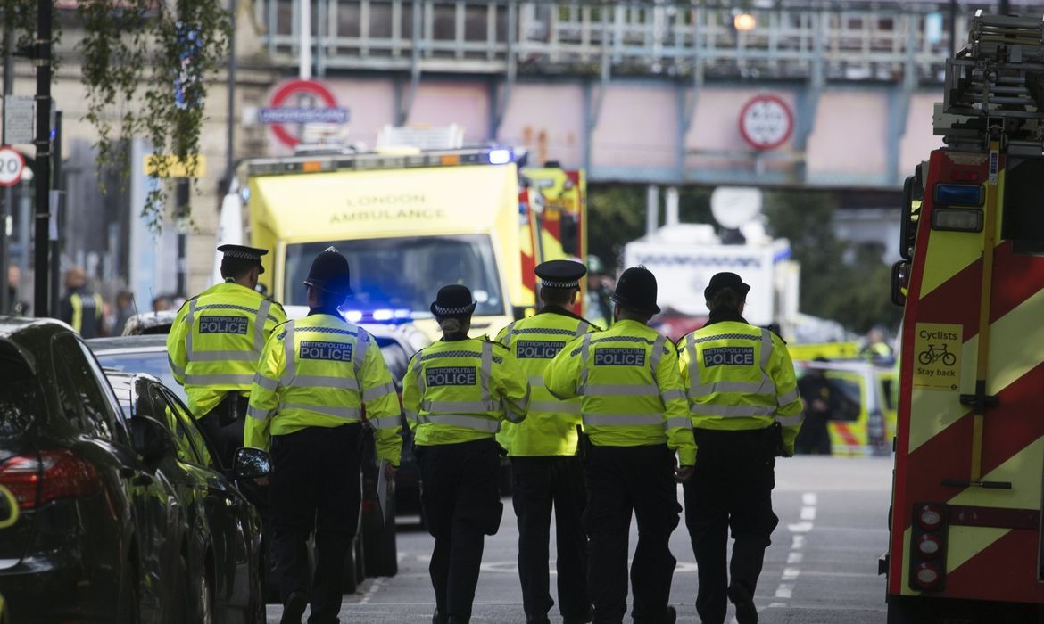 Policiais britânicos chegam à estação do metrô atingida por explosão - Wiill Oliver-Agência EFE