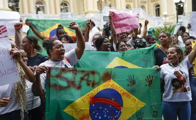 Rio de Janeiro (RJ), 29/10/2025 - Protesto contra a operação policial que deixou mais de 119 pessoas mortas no Complexo da Penha, em frente ao Palácio Guanabara, sede do governo do Estado.
Foto: Fernando Frazão/Agência Brasil