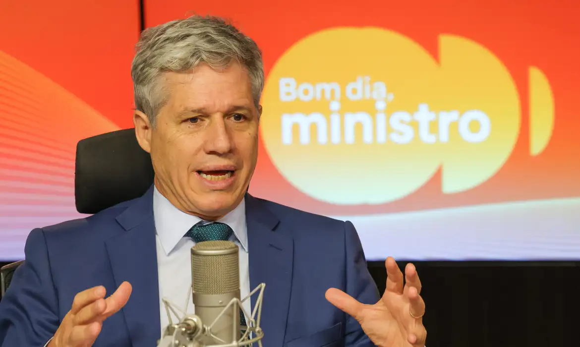 Brasília (DF) 20/01/2026 - O ministro do Desenvolvimento Agrário e Agricultura Familiar, Paulo Teixeira, participa do programa Bom Dia, Ministro.  Foto: Fabio Rodrigues-Pozzebom/ Agência Brasil