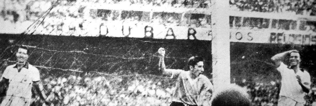 O jogador uruguaio Alcides Ghiggia marca o segundo gol contra o Brasil na final da Copa de 1950, no Marcanã. O resultado que garantiu o bicampeonato para o Uruguai e que colocou o Brasil no vice-campeonato ficou conhecido como Maracanazo