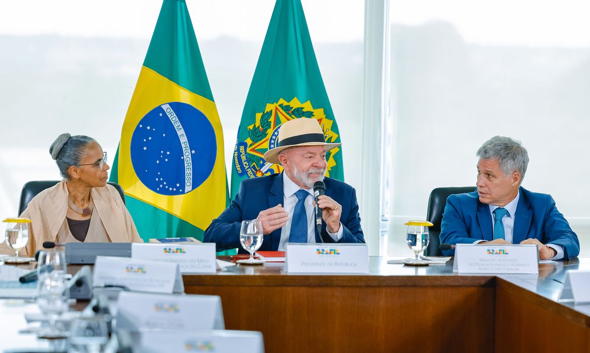 Brasília (DF), 07/01/2025 - Presidente da República, Luiz Inácio Lula da Silva juntamente com a ministra do Meio Ambiente Marina Silva e o ministro do Desenvolvimento Social e Agrário do Brasil Paulo Teixeira, durante sanção do Projeto de Lei nº 1970/2019, que institui a Política Nacional para o Manejo Sustentável, Plantio, Extração, Consumo, Comercialização e Transformação do Pequi e demais Frutos e Produtos Nativos do Cerrado. Foto: Ricardo Stuckert/PR