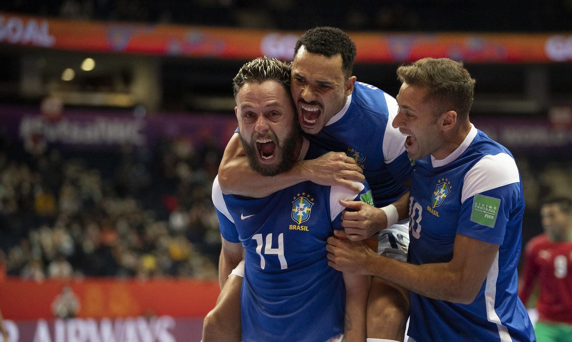 Brasil derrota Marrocos e vai a semifinal da Copa do Mundo de futsal