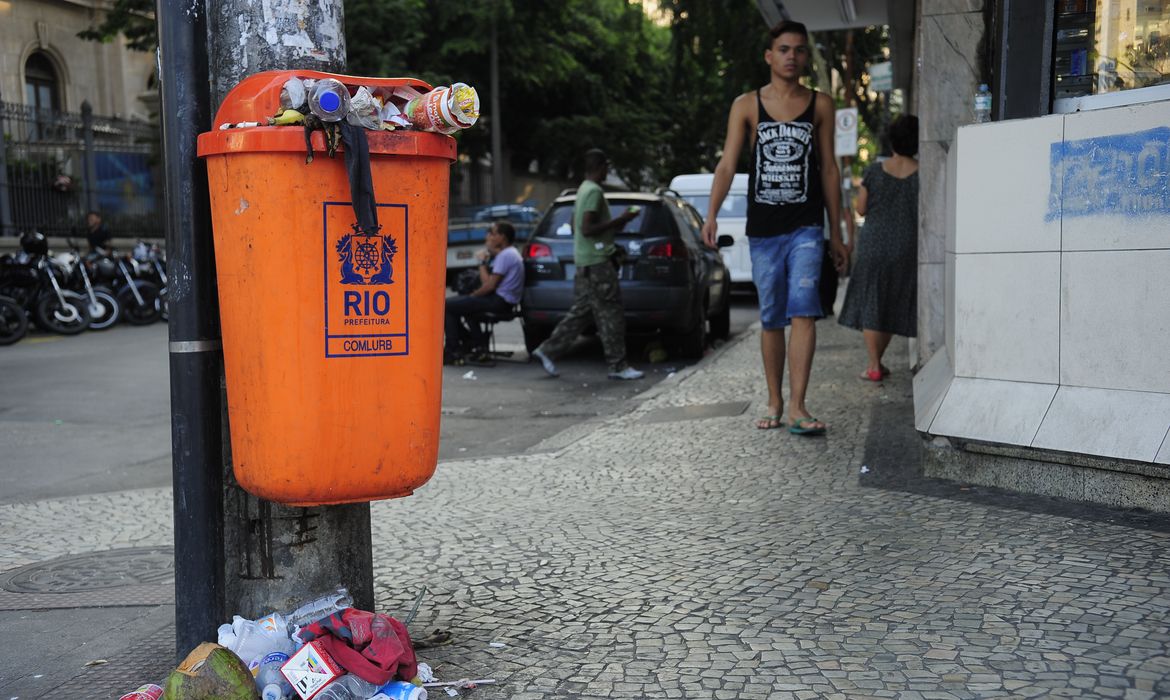 Lixo se acumula na Rua da Glória durante o quarto dia de greve dos garis da Companhia Municipal de Limpeza Urbana do município do Rio (Comlurb) (Fernando Frazão/Agência Brasil)