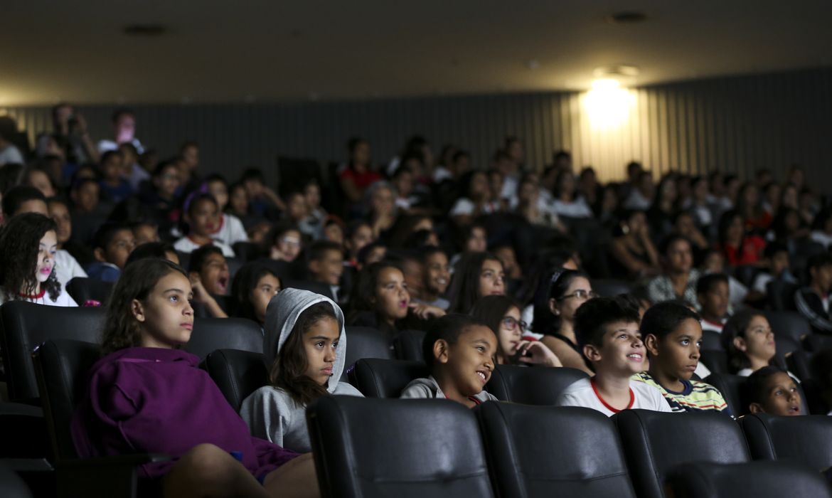 Brasília - Crianças de escolas do DF assistem a filmes durante o Festivalzinho, atividade do 49º Festival de Brasília do Cinema Brasileiro (Marcelo Camargo/Agência Brasil)