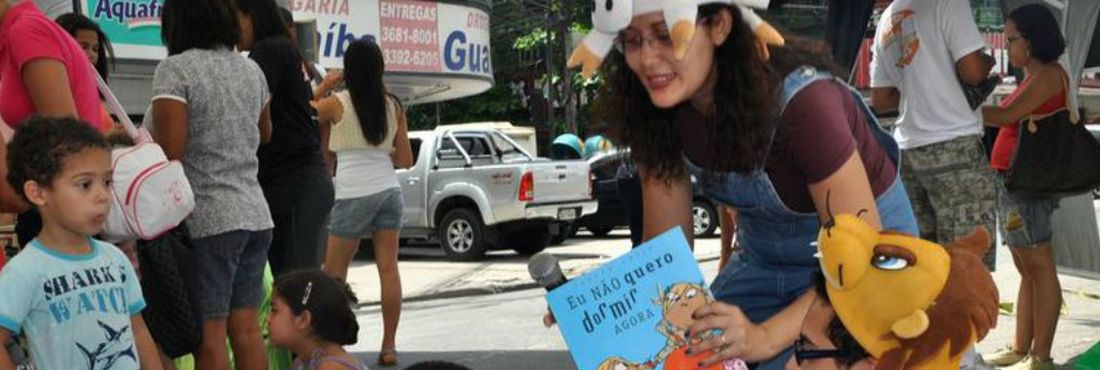 Recicla leitores A arrecadação de livros ocorre durante três meses e, no fim do período, é feito um evento com escritores e contadores de história para fazer a doação de uma maneira mais lúdica