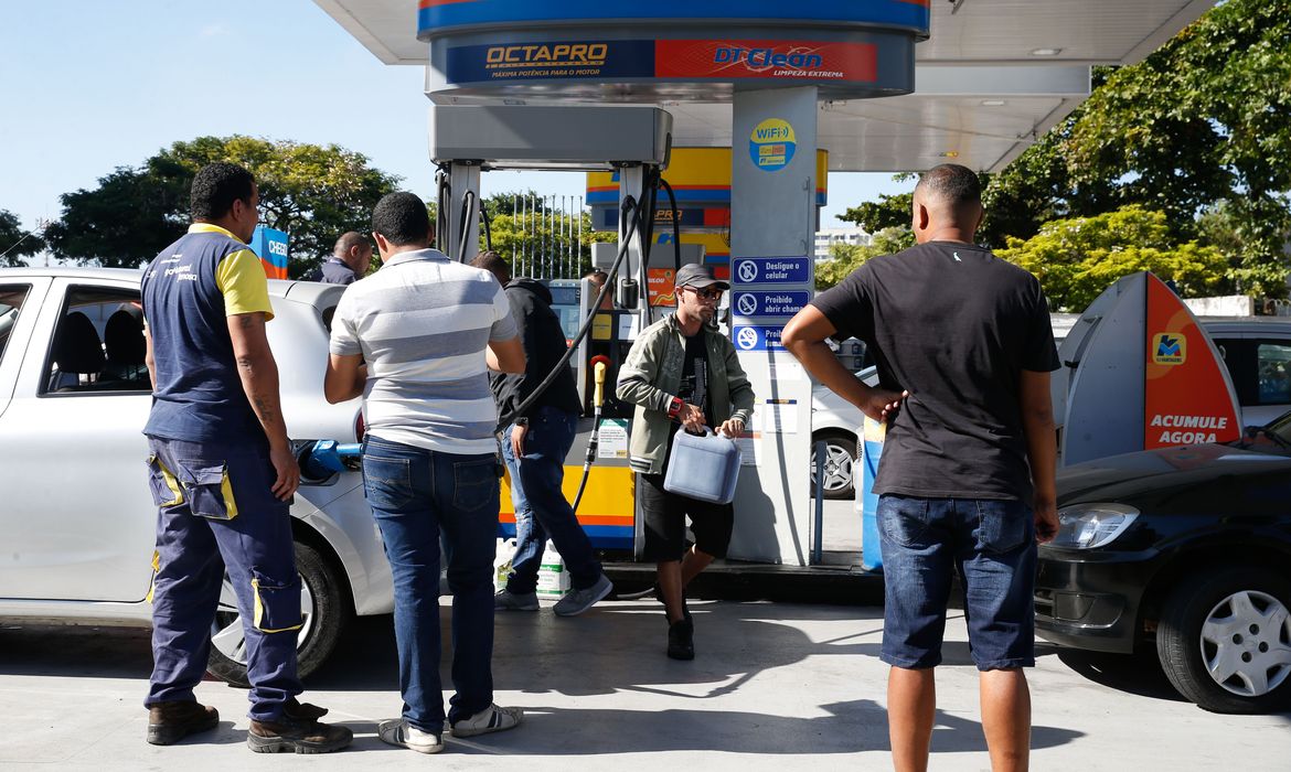 Posto de combustIvel, em São Cristóvão, na zona norte da cidade, recebe gasolina e volta a abastecer,  gerando enormes filas de carros e motos.