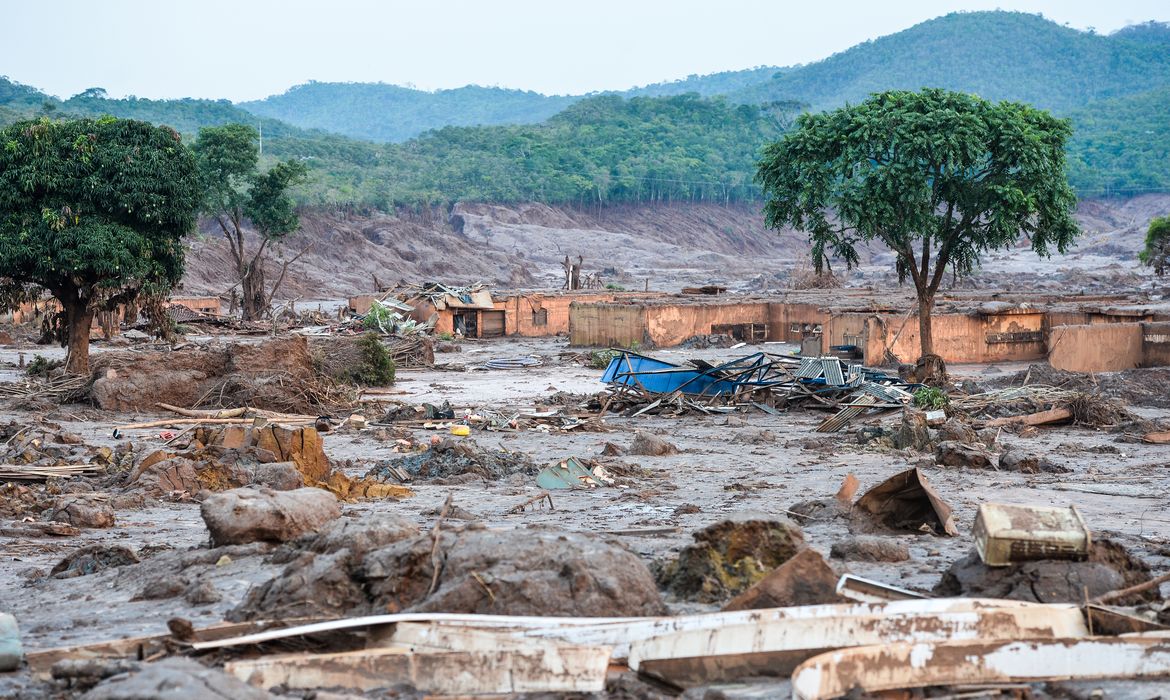 Mariana (MG) - Rompimento de duas barragens da mineradora Samarco na última quinta-feira (5). Em meio ao cenário de muita lama, barro e destruição, o que restou lembra uma cidade fantasma (Antonio Cruz/Agência Brasil)
