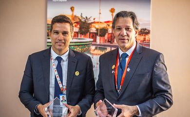 13/10/2023, Roberto Campos Neto e o ministro Fernando Haddad foram premiados como melhor Presidente de Banco Central e melhor Ministro da Fazenda. Foto: Diogo Zacarias/MF