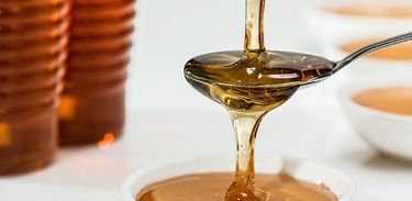 Médico alerta que mel é eficaz na prevenção da tosse