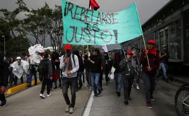 Demonstrators take part in a protest against the government of Colombia's President Ivan Duque, in Bogota, Colombia, January 21, 2020. REUTERS/Luisa Gonzalez