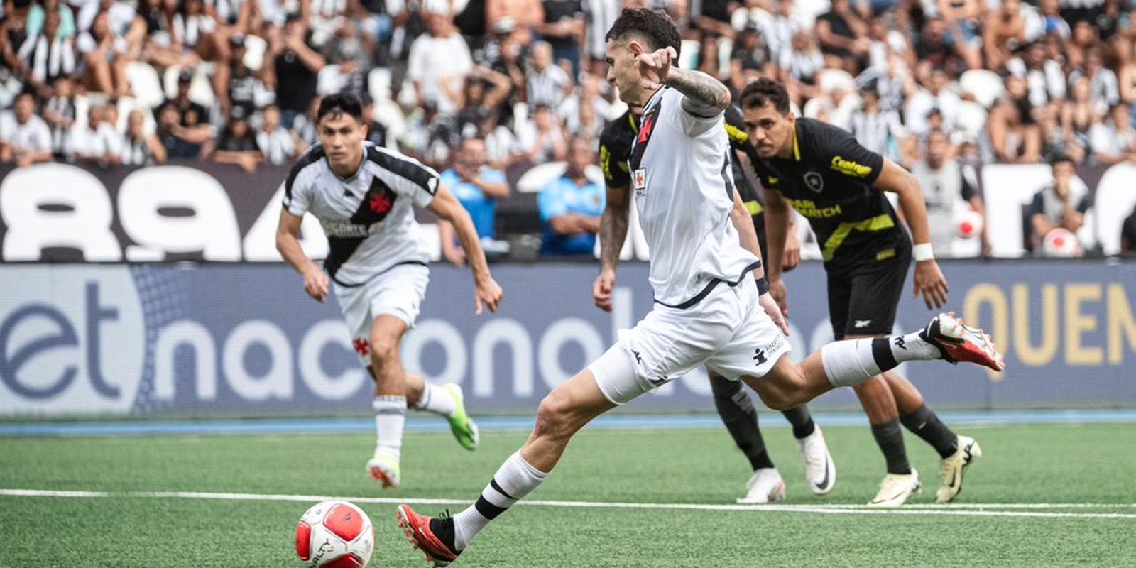 Vasco vira sobre Botafogo e entra no G4 do Cariocão Vasco vira sobre Botafogo e entra no G4 do Cariocão