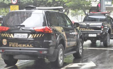 Policiais federais cumprem mandados de busca e apreensão na sede da empreiteira Norberto Odebrecht, no Rio de Janeiro, como parte da 14ª fase da Operação Lava Jato (Tânia Rêgo/Agência Brasil)