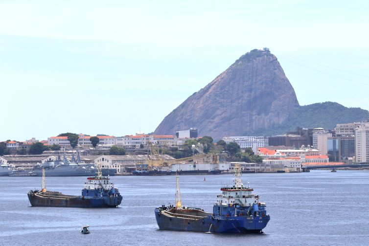 Embarcações ancoradas na Baía de Guanabara.