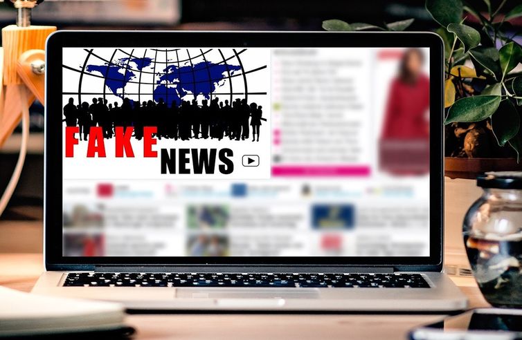 Fake News; Notícia Falsa; Celular; Notebook; Computador; Notícia - Nova onda de fake news no Brasil influencia a guerra digital. Foto: Pixabay